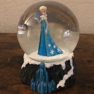 ELSA SNOWGLOBE Department 56 Disney Classic Brands Frozen 2 Globe Waterball